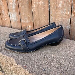 SOFTSPOTS Women’s Navy Leather Bronze Buckle Slip On Flat Shoe Size 7.5 Narrow